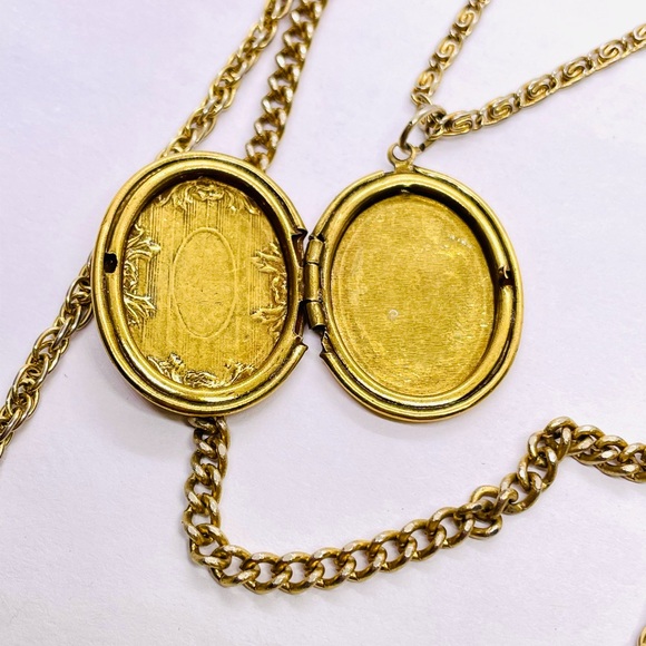 Vtg “Goldette” gold tone 20” multi strand locket necklace (some wear) - Picture 3 of 6